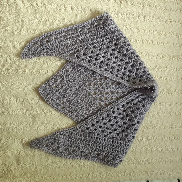 Triangle handmade scarf - Picture 6 of 8